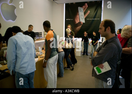 Leute zahlen für Produkte im Apple Store in SoHo in New York City USA, Oktober 2005 Stockfoto