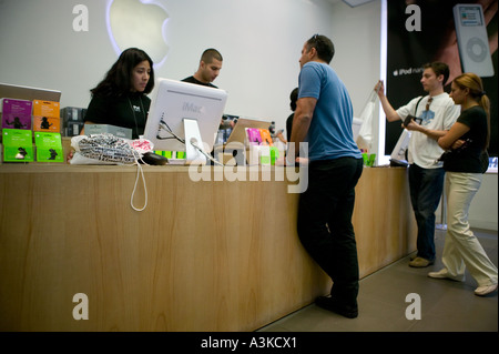 Leute zahlen für Produkte im Apple Store in SoHo in New York City USA, Oktober 2005 Stockfoto