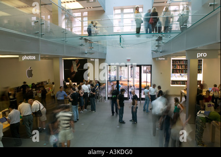 Gesamtansicht des Apple Store in SoHo in New York City USA Oktober 2005 Stockfoto