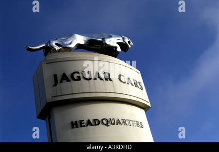 Jaguar Auto Symbol The Leaper auf einem Sockel über das Werk Browns Lane in Coventry, Warwickshire Stockfoto