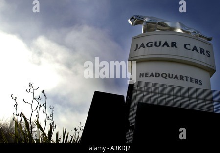 Jaguar Auto Symbol The Leaper auf einem Sockel über das Werk Browns Lane in Coventry, Warwickshire Stockfoto