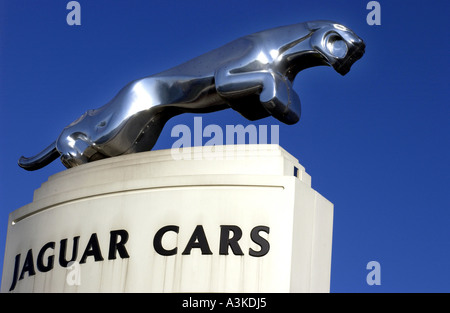 Jaguar Auto Symbol The Leaper auf einem Sockel über das Werk Browns Lane in Coventry, Warwickshire Stockfoto