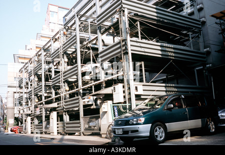 9. November 2004 - Multi-level Parkplatz in Ueno in der japanischen Hauptstadt Tokio Stockfoto