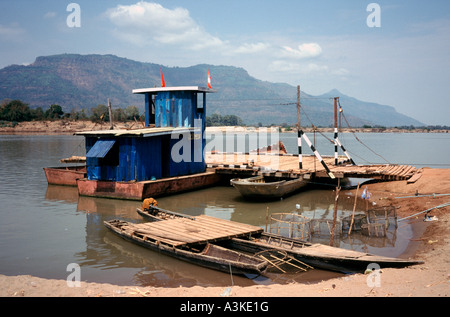 Fähre warten am Fluss Mekong in Laos Stockfoto