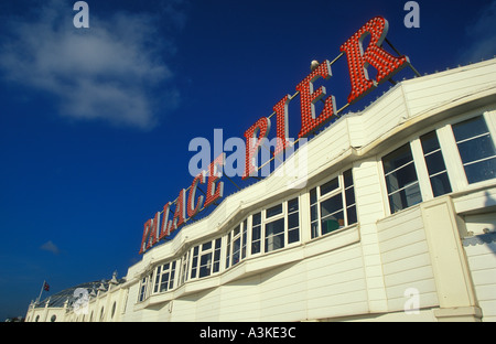 Großes Schild über dem Eingang zu Brighton Palace Pier Madeira Drive East Sussex England GB UK EU Europa eye35.com Stockfoto