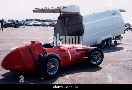 Maserati 250F Formel ein grand Prix Auto gesehen an Silverstone Rennstrecke 2004 mit seiner Transporter der 1950er Jahre Stockfoto