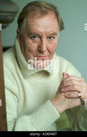 Robert Hardy, der englische Schauspieler in seinem Haus in Oxfordshire, England. Stockfoto