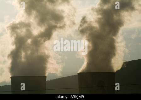 Rauch aus Kühlanlage Türme Tricastin Kernenergie Drome Frankreich Stockfoto