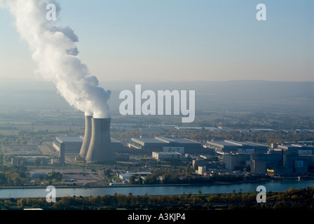 Rauch ausstoßen aus Kühltürmen Kernkraftwerk Tricastin im Fluss Rhonetal, Drome, Frankreich Stockfoto