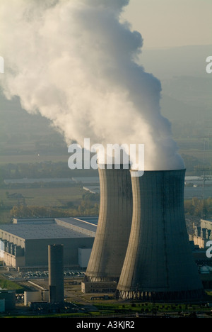 Rauch aus Kühltürmen im Kernkraftwerk in der Rhone River Valley, Drome, Frankreich. Stockfoto