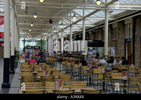 Historische Lokomotive in Essen Halle McCarthur Glen Designer Outlet Swindon restaurierten viktorianischen Gebäude Swindon England Stockfoto