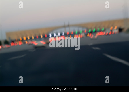 Verkehr auf der Straße in der Nähe von Lancon de Provence Mautbrücke auf Autobahn A7 Frankreich Stockfoto