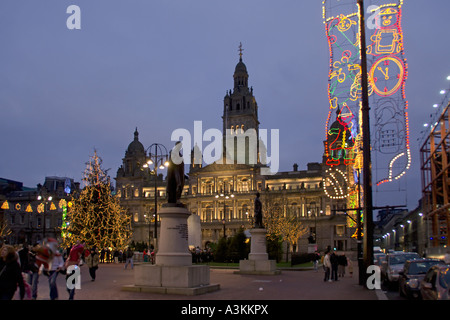 Weihnachtsbeleuchtung und Statuen in George Square Glasgow City Chambers nach hinten Zentrum von Glasgow Schottland Stockfoto