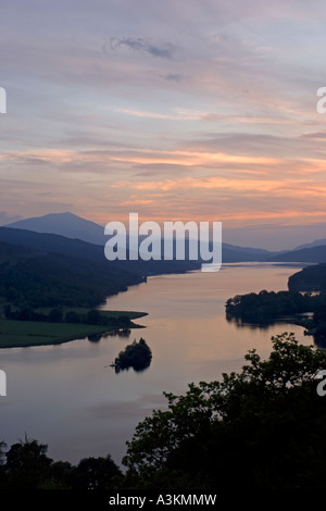 Blick nach Westen entlang Loch Tummel Schiehallion und Glencoe Berge Queens View Pitlochry Perthshire Schottland Stockfoto