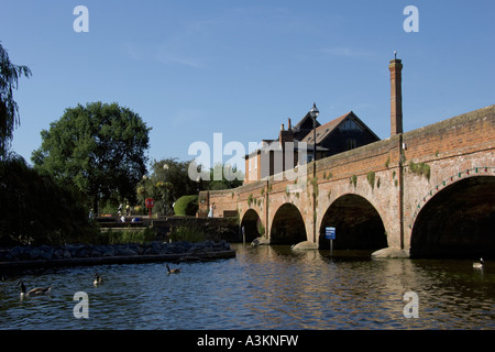 Auf der Suche von Kreuzfahrt-Schiff, Straßenbahn-Brücke am Fluss Avon Stratford bei Avon Warwickshire Stockfoto