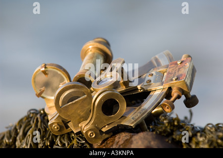 Sextant ruht auf einem Felsen am Ufer Stockfoto