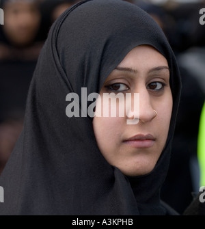 Schwarz gekleidete junge schiitischen Muslimin Stockfoto