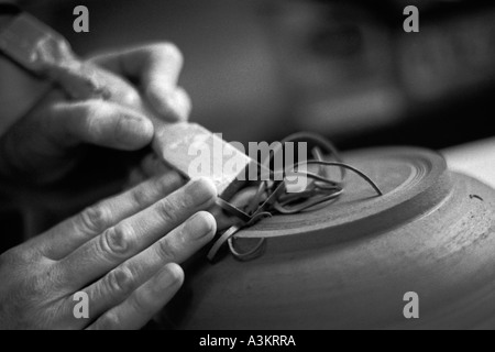 Nahaufnahme eines Töpfers Hand am Rad drehen Stockfoto