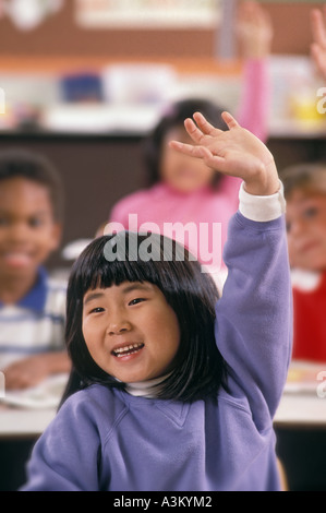 Asiatische Studentin Hand in Grundschule Klasse heben Stockfoto