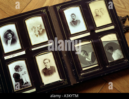 Vintage-Fotografie, altes Bilderalbum mit Familienporträts 19. Jahrhundert Stockfoto