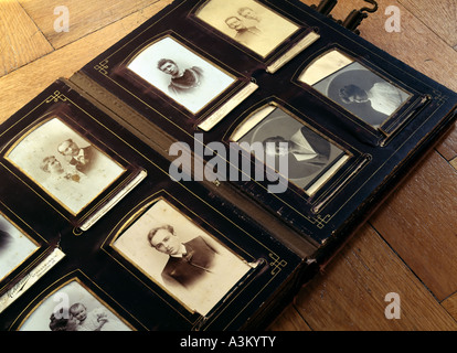 Alte Foto-Album mit Familienporträts des 19. Jahrhunderts Stockfoto