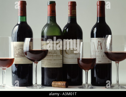 Flaschen Bordeaux Grand Cru Classé Rote Jahrgangsweine und Gläser Stockfoto