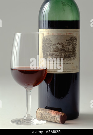 1980er Jahre "Château Lafite-Rothschild" Bordeaux Grand Cru Classé Vintage rot Wein Flasche mit Glas und Kork Stockfoto