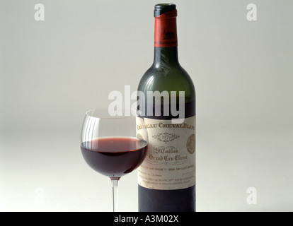 1979s "Château Cheval Blanc" Bordeaux Premier Grand Cru Classé Vintage rot-Weinflasche mit Glas Stockfoto