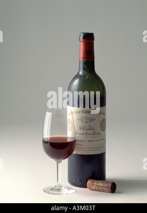 1979s "Château Cheval Blanc" Bordeaux Premier Grand Cru Classé Vintage rot-Weinflasche mit Glas und Kork Stockfoto