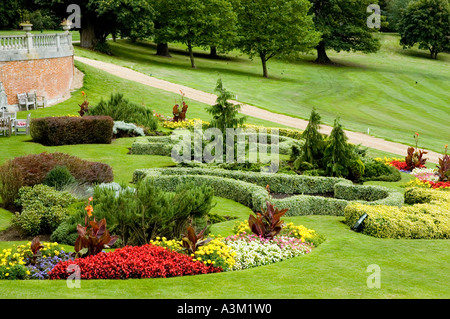 Garten auf einem großen Grundstück von einem englischen Herrenhaus während des Spätsommers Darstellung viele verschiedene Arten von Blumen und Sträuchern Stockfoto