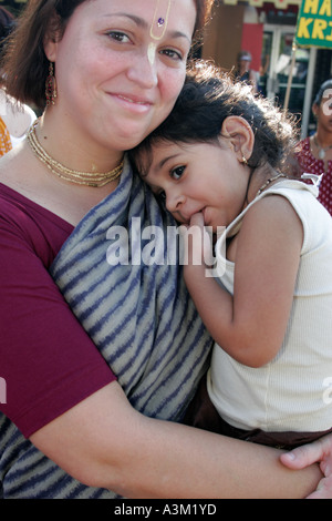 Miami Florida, Coconut Grove, Hare Krishna, Chanten, Dhotis, Saris, Bhatia Yoga, weibliche Frauen, Mädchen, Jugendliche, Kinder, Religion, Glaube, Glaube Stockfoto