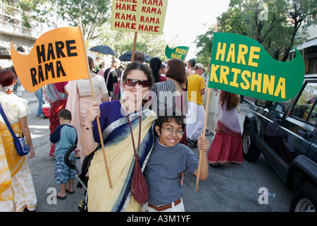 Miami Florida, Coconut Grove, Hare Krishna, Chanten, Dhotis, Saris, Bhatia Yoga, Erwachsene Erwachsene Frauen Frauen weibliche Dame, Mutter Mutter Mutter, Eltern, Eltern, Sohn, Jungen Stockfoto