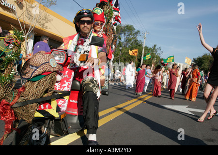 Miami Florida, Coconut Grove, King Mango Strut, jährliche Satire Parade, lustig, Humor, humorvoll, Humor, humorvoll, Parodie, Erwachsene Erwachsene Mann Männer männlich, Roller Stockfoto