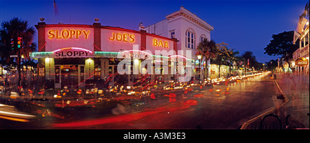 Twilight-Spannung fließt vorbei an historischen Sloppy Joe s Bar auf der Duval Street Key West Florida Stockfoto