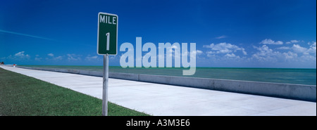 Gehsteig entlang Atlantik Anfang der Reise von Key West Florida Stockfoto