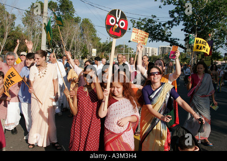 Miami Florida, Coconut Grove, King Mango Strut, jährliche Satire Parade, lustig, Humor, humorvoll, Humor, humorvoll, Spoof, Parodie, Hare Krishna, Chanten, Dhotis, Saris Stockfoto