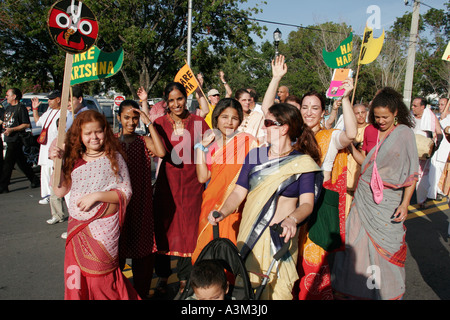 Miami Florida, Coconut Grove, King Mango Strut, jährliche Satire Parade, lustig, Humor, humorvoll, Humor, humorvoll, Spoof, Parodie, Hare Krishna, Chanten, Dhotis, Saris Stockfoto