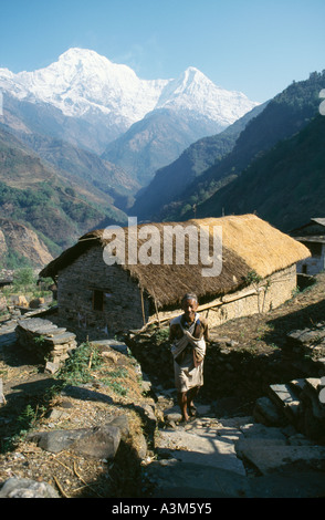 Annapurna South betrachtet aus dem Dorf Landrung, Annapurna Bergkette, Nepal. Stockfoto