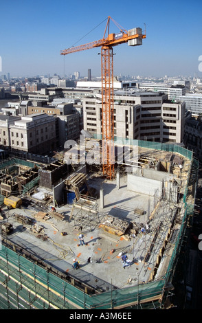 Halb Antenne blickte auf Bürogebäude Baustelle Arbeitnehmer Turmdrehkran mit Blick auf die Themse und die skyline Stockfoto