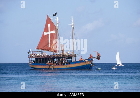 Jolly Roger Piratenschiff mit Touristen auf Mittagessen Schwimmen Schnorcheln Spaß Ausflug vor Sandy Lane Bay Westküste Strand Barbados Karibik vertäut Stockfoto