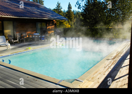 Dampf steigt von einem Schwimmbad, gespeist von einer heißen Quelle in Idaho USA Stockfoto