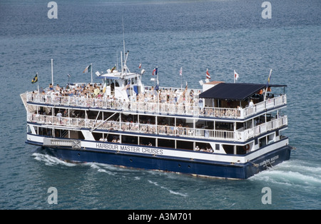 Barbados Luftbild Menschenmenge an Bord MV Harbour Master Cruises Fun Boot verlässt tropischen Hafen Bridgetown Lesser Antillen West Indies Karibik Stockfoto