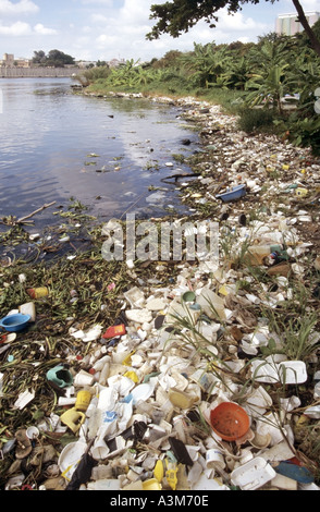 Santo Domingo Wasser Seite Verschmutzung floating Verpackungsabfälle aus Kunststoff Ablagerungen Müll Müll Müll angeschwemmte Shoreline Dominikanische Republik Karibik Stockfoto