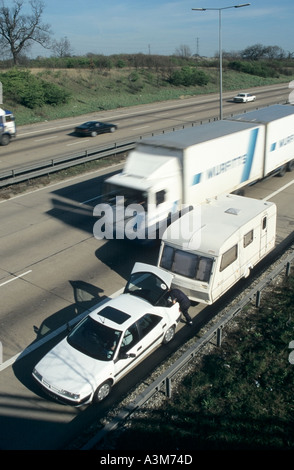 M25 Autobahn Auto abschleppen Wohnwagen geparkt auf Standstreifen Stockfoto