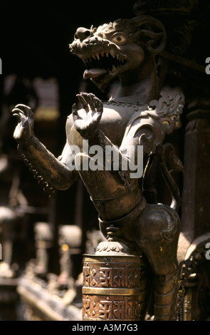 Gebetsmühle im Goldenen Tempel, Patan, Nepal. Stockfoto