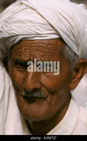 Portrait eines Händlers im Saddar Basar in Rawalpindi, Pakistan. Stockfoto