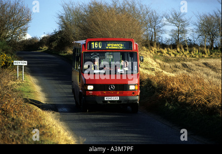 Lokale Buslinien von Orford nach Ipswich, Suffolk-Landschaft in der Nähe von Boyton auf der Durchreise. Stockfoto