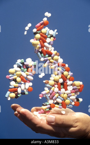 Still Life Konzept spiegelbildete Pillen und Tabletten als Karte in der Hand, die den Markt für den Verkauf und Vertrieb von Medikamenten in Teilen von Großbritannien und Irland illustriert Stockfoto