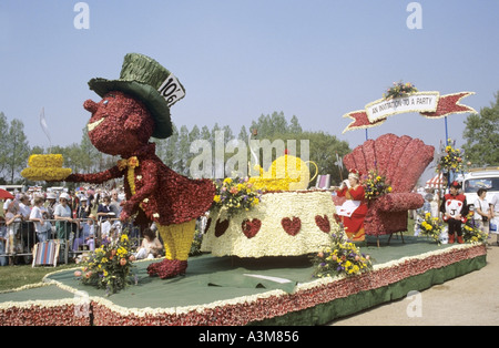 Spalding jährliche Blumenkorso und Festival mit Schwimmern dekoriert mit Blütenblättern aus lokalen Birne Produktion Stockfoto