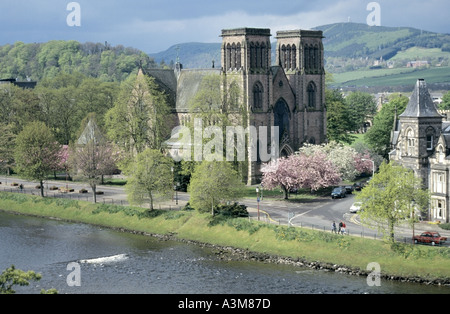 Inverness mit Blick auf den Fluss Ness und der historischen St. Andrews-Kathedrale, die sich im Frühling von Bäumen erblüht, schottisches Großbritannien Stockfoto